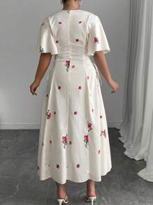 Modelyn Vestido de vacaciones con manga corta, escote A, con volantes y estampado floral para mujer de talla grande - Multicolor - Ver 2