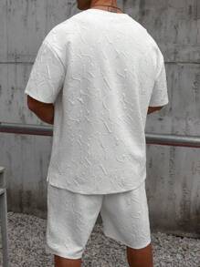 Manfinity Homme Conjunto casual de camiseta y pantalones cortos bordados de tela texturizada para hombre de talla grande