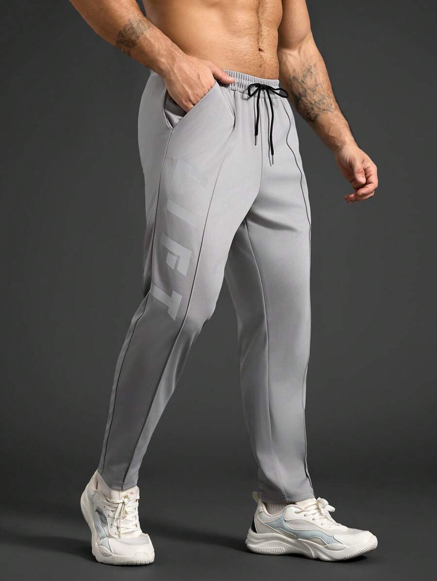 Manfinity Acti Log 男士休闲百搭字母印花运动裤 - 淺灰色 - 查看 1