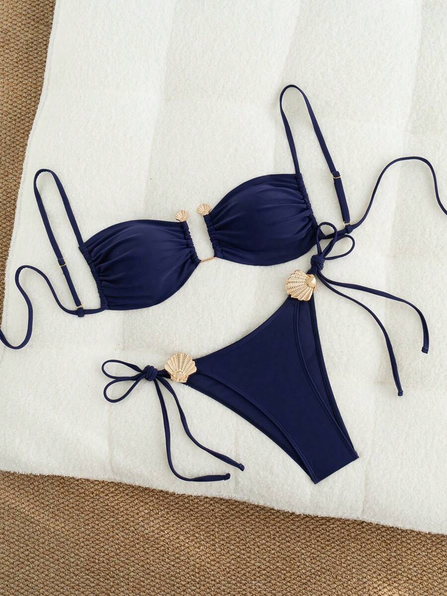 SHEIN 2 pezzi Completo da spiaggia per donna estivo - Top con spalline sottili color tinta unita con decorazione in metallo dorato e slip da bikini a triangolo con lacci laterali - Blu Navy - Visualizzare 1