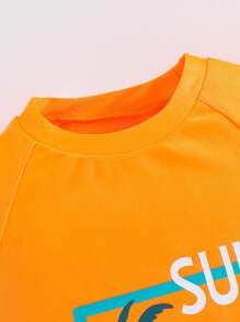 SHEIN مجموعة تتكون من 2 قطعة تي شيرت كاجوال وشورت مطبوع عليهما نمط أوراق النخيل المدرسي، طري وعملي، مناسب للشباب، متعدد الاستخدامات، مريح ومناسب للعطلات الصيفية والربيعية