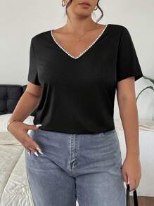 SHEIN Frenchy Camiseta de moda de talla grande para mujer con diseño de contraste de color negro y blanco con encaje, parches y botones decorativos en la espalda