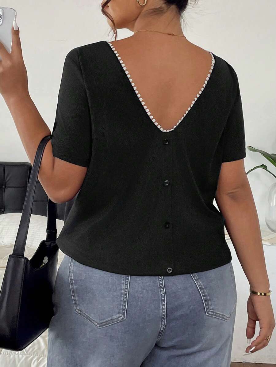SHEIN Frenchy Camiseta de moda de talla grande para mujer con diseño de contraste de color negro y blanco con encaje, parches y botones decorativos en la espalda