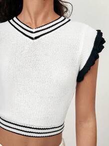 Maija Nuevo diseño de verano 2025 Blusa sin mangas de punto de diseño minimalista con empalmado blanco y negro, abertura calada, volante en el bajo, adecuada para playa, diario, fiesta informal, invitada de boda, festival de música, graduación