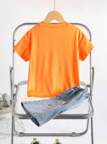 SHEIN 2 bucăți/Set Băiețel Copii Comozi și Casual Zilnic Drăguț Dinozaur Model Portocaliu Tricotat Top Tricou cu mâneci scurte și Set de pantaloni scurți din denim, Potrivit pentru anotimpurile de primăvară și vară, viața de zi cu zi, sport, campus, adunări, festivaluri, spectacole, fotografie, sezonul înapoi la școală