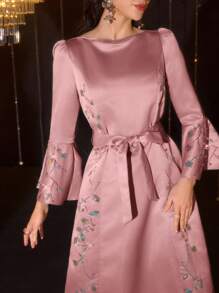 Al Najma Vestido abaya de manga de campana con cuello redondo y bordado floral para mujer