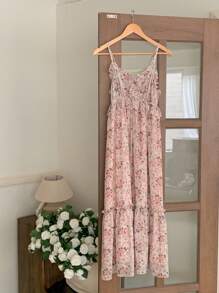 DAZY Vestido de tirantes con volantes y estampado floral delicado por toda la prenda, estilo romántico para mujeres