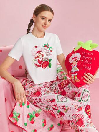 Strawberry Shortcake X SHEIN Ensemble de pyjama d'été pour femmes comprenant un Top à manches courtes imprimé de fraises avec ourlet à laitue et un pantalon couleur rose bébé. Ensemble de deux pièces avec pantalon à carreaux.