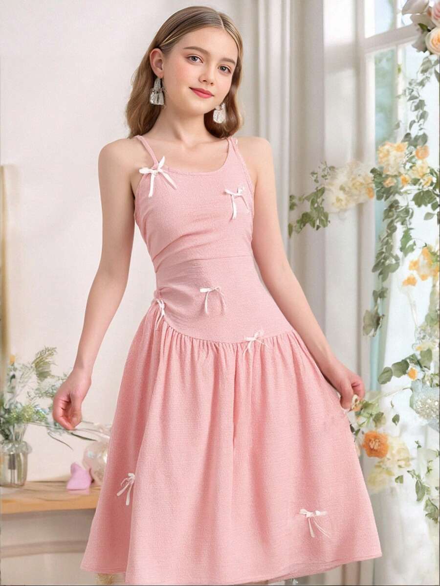 SHEIN 少女休闲优雅度假连衣裙，粉色细肩带连衣裙，带蝴蝶结和荷叶边下摆，适合春夏季外出和度假 - 粉色 - 查看 1