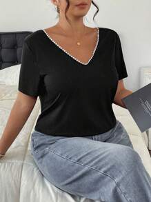 SHEIN Frenchy Camiseta de moda de talla grande para mujer con diseño de contraste de color negro y blanco con encaje, parches y botones decorativos en la espalda