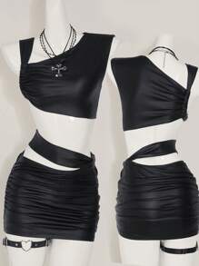 SHEIN ICON Conjunto de dos piezas de mujer para primavera y verano, compuesto por una falda mini con pliegues y aberturas, y una blusa de cuello asimétrico y escote con recortes, en piel sintética (PU) negra