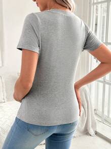 SHEIN V 领孕妇短袖褶皱休闲 T 恤，带纽扣细节 - 灰色 - 查看 2