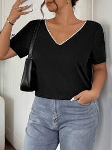 SHEIN Frenchy Camiseta de moda de talla grande para mujer con diseño de contraste de color negro y blanco con encaje, parches y botones decorativos en la espalda