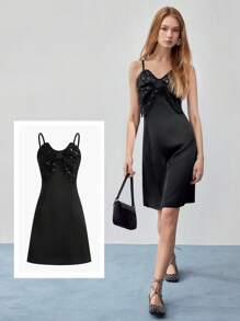 MOTF STUDIO SUKIENKA Z TYŁU Z KONTRASTOWYMI CEKINAMI I ZAMKIEM NA SZYI