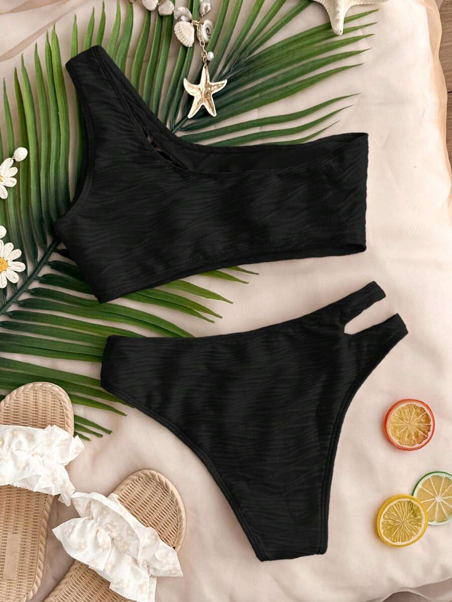 SHEIN Conjunto de ropa de baño y playa para adolescentes: Top de bikini negro de cuello asimétrico con textura de punto calado y Bottom triangular, informal para playa/vacaciones - Negro - Ver 1
