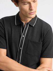 Ontre Camisa casual de manga corta y cuello de punta con diseño minimalista negro texturizado, versátil y cómoda para uso diario. Prenda de punto para hombre, primavera/verano 2025