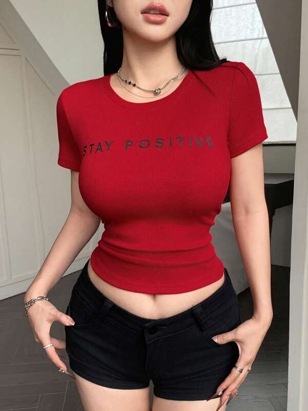 DAZY 女士夏季圆领修身短袖字母印花基本款 T 恤，红色上衣