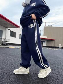 SHEIN 2 chiếc Áo thun trẻ em Tween thường ngày dành cho bé trai phong cách Hàn Quốc Áo cổ đứng có dây kéo và quần vừa vặn Bộ đồ thể thao dệt kim có còng có gân, lý tưởng để đi lại, đi học, hàng ngày, thường ngày, kỳ nghỉ, du lịch, thể thao và thích hợp cho mùa xuân, hạ, thu, đông Các mùa. - Màu xanh lam - Xem 5