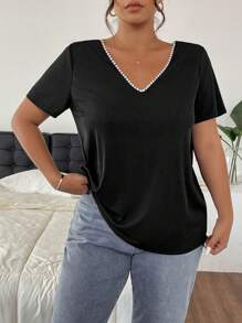 SHEIN Frenchy Camiseta de moda de talla grande para mujer con diseño de contraste de color negro y blanco con encaje, parches y botones decorativos en la espalda