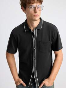 Ontre Camisa casual de manga corta y cuello de punta con diseño minimalista negro texturizado, versátil y cómoda para uso diario. Prenda de punto para hombre, primavera/verano 2025