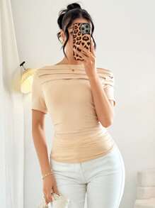 Calvaya Camiseta ajustada con manga corta, cuello asimétrico y fruncido en unicolor para mujer