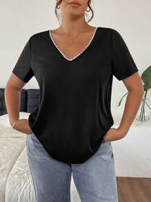 SHEIN Frenchy Camiseta de moda de talla grande para mujer con diseño de contraste de color negro y blanco con encaje, parches y botones decorativos en la espalda