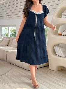 SHEIN Gaun Tidur Panjang Ukuran Plus Longgar dengan Patchwork Renda Kontras, Leher Persegi, Lengan Pendek, Gaun Tidur Moo Moo - Navy Blue - View 5