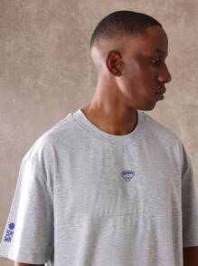 SUMWON Camiseta de estilo urbano de moda gráfica con logo en la espalda, de corte holgado, de la colección casual de verano y primavera, de ajuste relajado, de la marca Sumwon Society