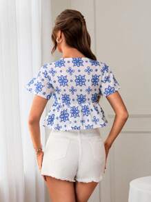 SHEIN VCAY Blouse à manches courtes avec volants à ourlet, avec broderie florale et nœud devant. Idéale pour les vacances, la plage, l'été. Convient pour les fêtes, les sorties, le thé de l'après-midi, l'été, les vacances à la plage, les festivals de musique, le style bohème chic.