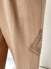 SHEIN Essnce 大码女式夏季服装 女士度假服装 女士沙滩装 女士度假服装 女士亚麻裤 海滩度假服装 新款时尚休闲通勤度假亚麻卡其色拼接蕾丝宽松打底裤，胡萝卜裤， - 卡其色 - 查看 6