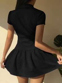 SHEIN EZwear Kleid mit gerüschtem Saum, Knopfverschluss, einfarbig, Kurzarm