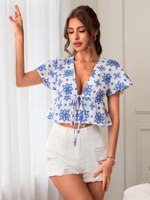 SHEIN VCAY Blouse à manches courtes avec volants à ourlet, avec broderie florale et nœud devant. Idéale pour les vacances, la plage, l'été. Convient pour les fêtes, les sorties, le thé de l'après-midi, l'été, les vacances à la plage, les festivals de musique, le style bohème chic.