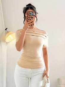 Calvaya Camiseta ajustada con manga corta, cuello asimétrico y fruncido en unicolor para mujer