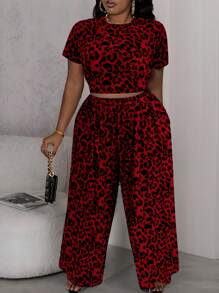 SHEIN SXY 大码女式豹纹短款 T 恤和阔腿裤 2 件套，适合所有季节、约会之夜、生日、单身派对装、休闲、购物、街头装、外出，易于搭配且看起来修身，凸显身材 - 紅色 - 查看 12
