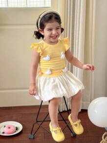 SHEIN Babygirl 可爱 3D 鸭子图案针织短袖上衣和荷叶边下摆裙子套装，百搭夏季服装 - 黃色 - 查看 1