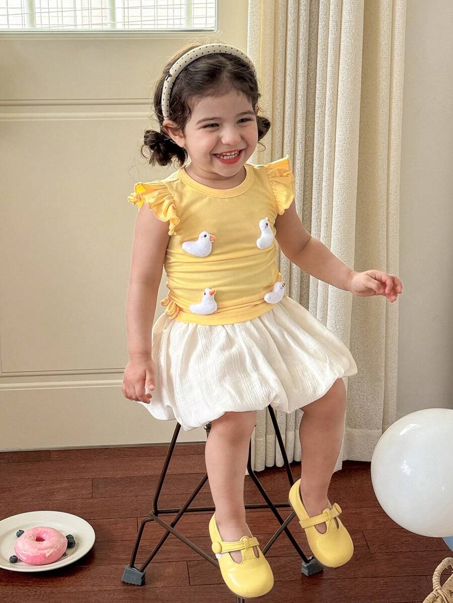 SHEIN Babygirl 可爱 3D 鸭子图案针织短袖上衣和荷叶边下摆裙子套装，百搭夏季服装 - 黃色 - 查看 1