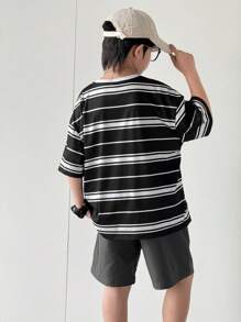SHEIN 2 件套 Tween Boy 运动条纹圆领 T 恤和短裤，休闲街头装，适合通勤、上学、日常休闲、运动、春夏 - 白色 - 查看 2