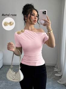 Gloray Elegante Maglietta da donna con collo asimmetrico, decorata con bottoni metallici a forma di rosa 3D e maniche corte