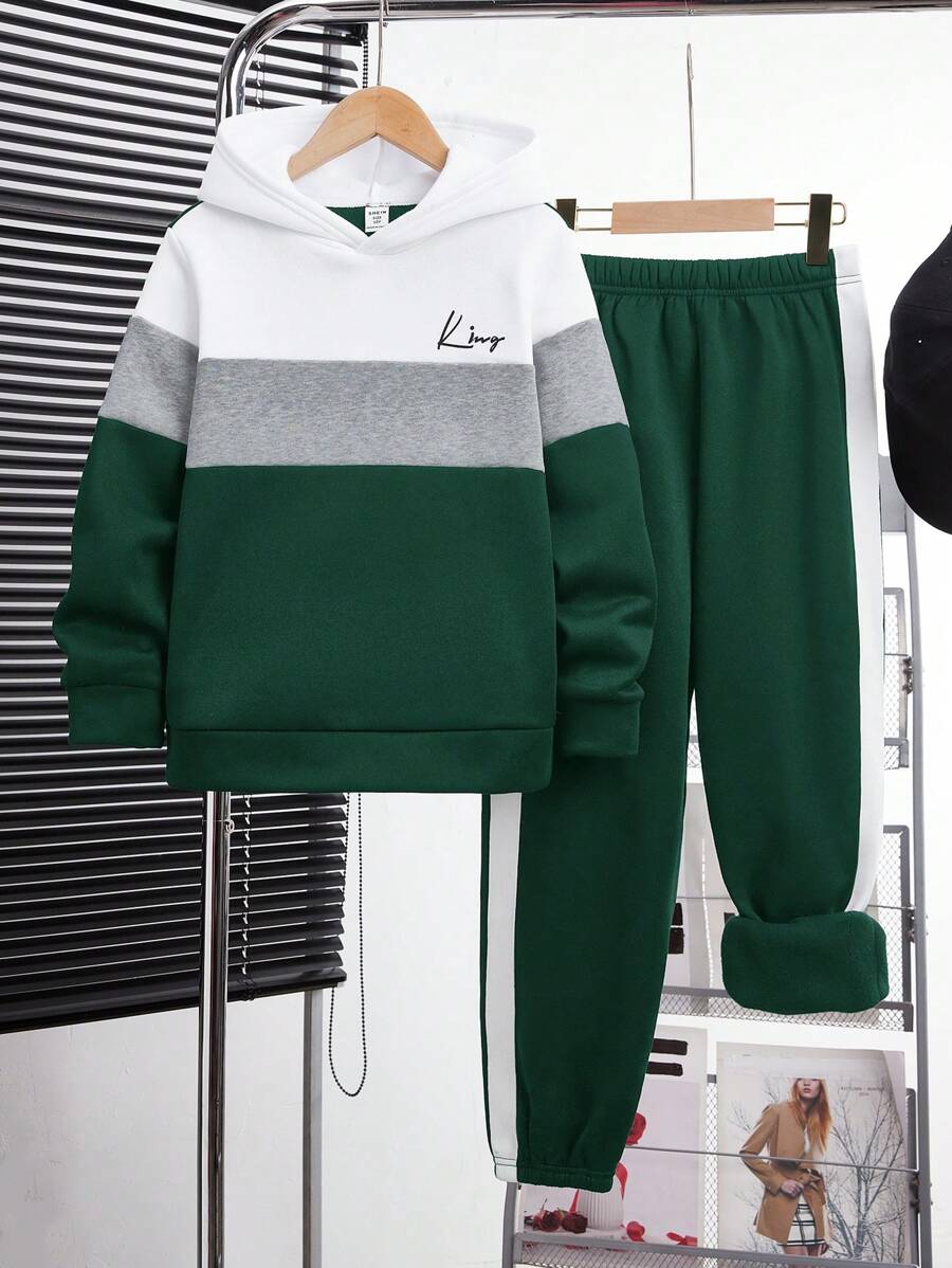 SHEIN Set de 2 piezas Sudadera con capucha y pantalón de chándal de parche para niños preadolescentes, conjunto de felpa gruesa, adecuado para viajes, escuela, casual, deportes y actividades de otoño/invierno - Verde Oscuro - Ver 1