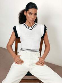 Maija Nuevo diseño de verano 2025 Blusa sin mangas de punto de diseño minimalista con empalmado blanco y negro, abertura calada, volante en el bajo, adecuada para playa, diario, fiesta informal, invitada de boda, festival de música, graduación