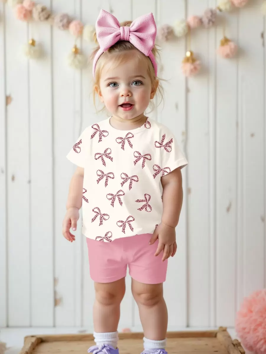 SHEIN 粉色豹纹蝴蝶结女婴休闲简约圆领短袖T恤和紧身短裤套装,适合春夏季 - 彩色 - 查看 1
