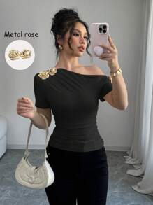 Rafferiza Kaos Wanita Lengan Pendek Elegan dengan Bahu Asimetris dan Detail Kancing Metalik Warna Rose Gold. - Hitam - View 4