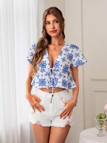 SHEIN VCAY Blouse à manches courtes avec volants à ourlet, avec broderie florale et nœud devant. Idéale pour les vacances, la plage, l'été. Convient pour les fêtes, les sorties, le thé de l'après-midi, l'été, les vacances à la plage, les festivals de musique, le style bohème chic.