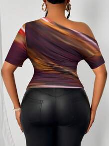 Elenzga Camiseta de manga corta con estampado de teñido anudado, con volante asimétrico, para uso casual diario en talla grande. Con hombros ladeados, de diseño exclusivo y con patrón aleatorio. - Morado - Ver 2