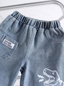 SHEIN 2 bucăți/Set Băiețel Copii Comozi și Casual Zilnic Drăguț Dinozaur Model Portocaliu Tricotat Top Tricou cu mâneci scurte și Set de pantaloni scurți din denim, Potrivit pentru anotimpurile de primăvară și vară, viața de zi cu zi, sport, campus, adunări, festivaluri, spectacole, fotografie, sezonul înapoi la școală