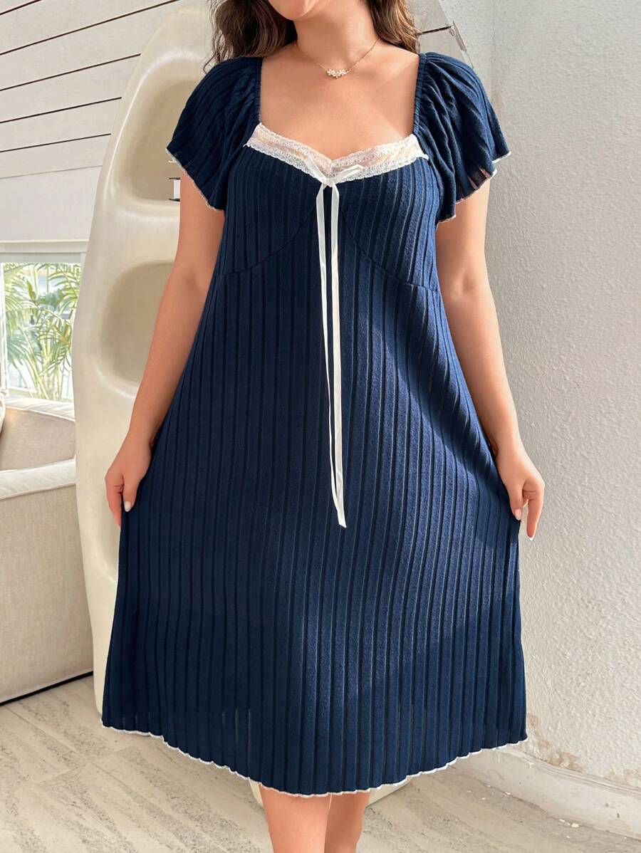 SHEIN Gaun Tidur Panjang Ukuran Plus Longgar dengan Patchwork Renda Kontras, Leher Persegi, Lengan Pendek, Gaun Tidur Moo Moo - Navy Blue - View 1