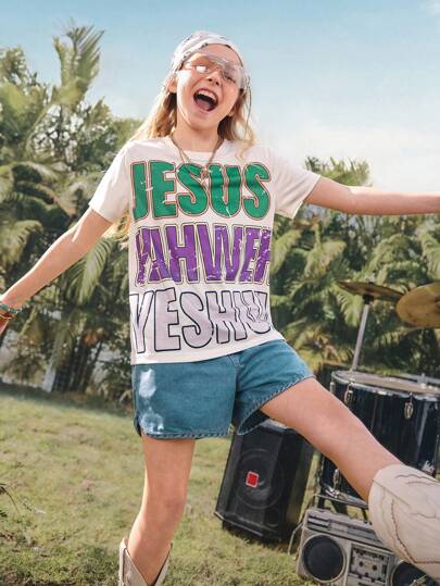 SHEIN Set de 2 piezas para niñas: Top cómodo y casual con estampado en inglés colorido, combinado con pantalones cortos azules claro lavados. Nueva colección primavera/verano 2025. Adecuado para uso diario, juego al aire libre y reuniones familiares. Conjunto de moda urbana juvenil.