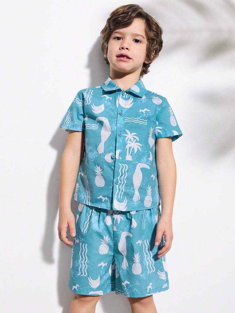 SHEIN Kleine Jungen Set mit blau bedrucktem Kurzarmhemd und weiten Shorts - Blau - Übersicht 1