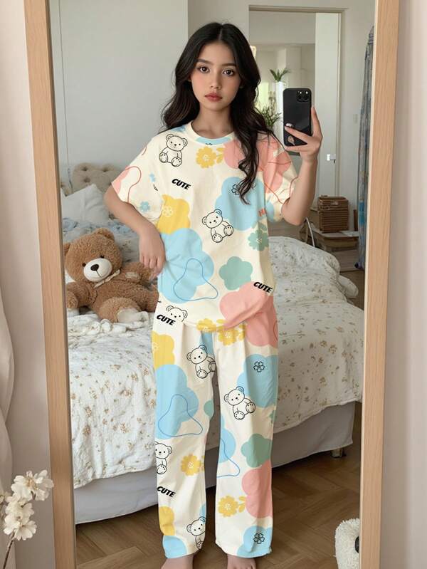 SHEIN بيجامة بنطال وقميص كاجوال بياقة دائرية وأكمام قصيرة مزين برسومات الأزهار والدب متناسقة، مناسبة للصيف