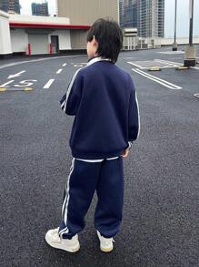 SHEIN 2 chiếc Áo thun trẻ em Tween thường ngày dành cho bé trai phong cách Hàn Quốc Áo cổ đứng có dây kéo và quần vừa vặn Bộ đồ thể thao dệt kim có còng có gân, lý tưởng để đi lại, đi học, hàng ngày, thường ngày, kỳ nghỉ, du lịch, thể thao và thích hợp cho mùa xuân, hạ, thu, đông Các mùa. - Màu xanh lam - Xem 8